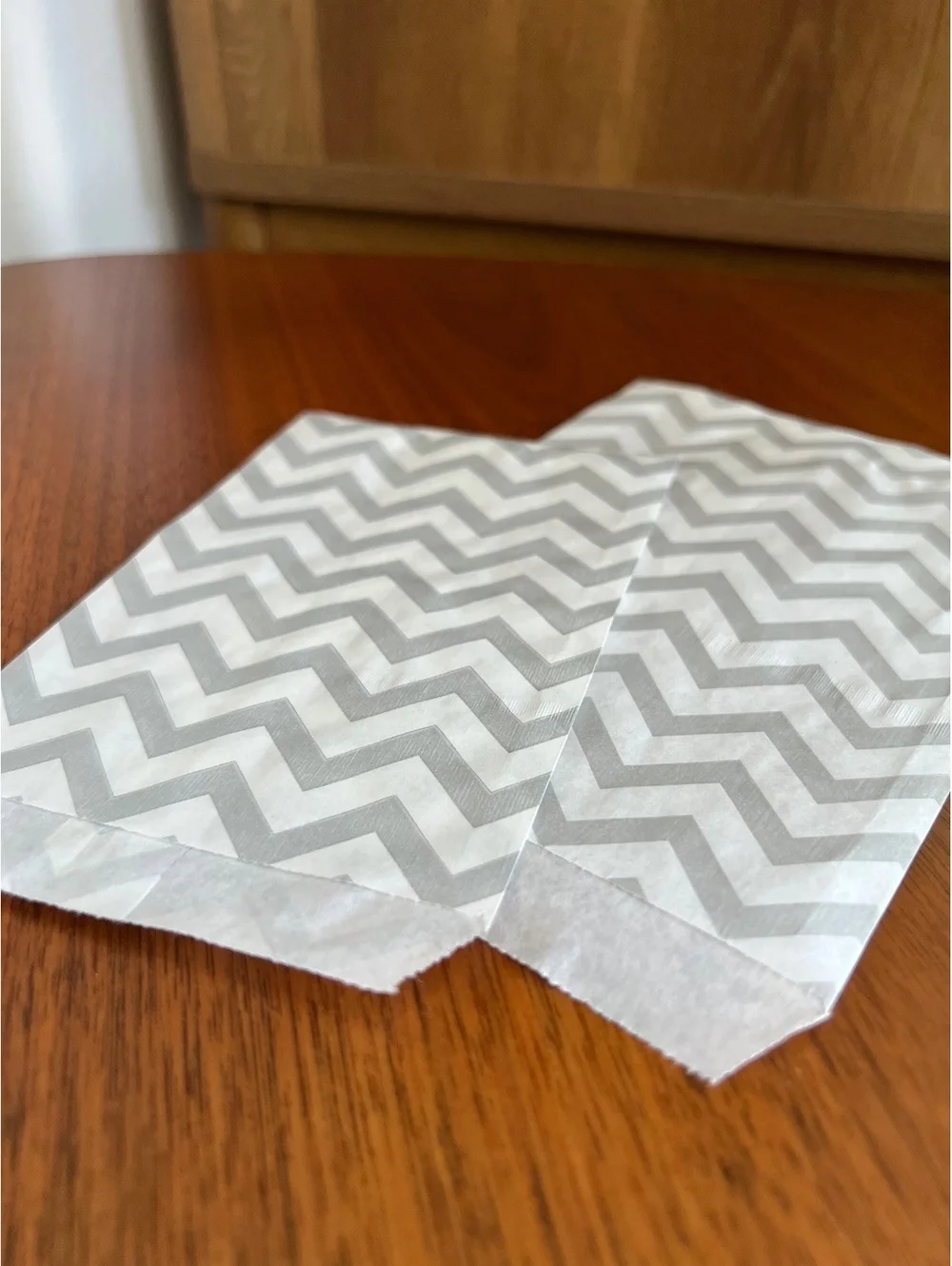 Lot of 500~2 sizes~Silver & White Chevron Party Favor Treat Paper Gift Bags